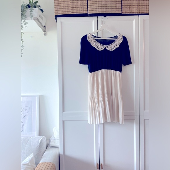 Navy & Cream Pleated Dress with Peter Pan Pearl Lace Collar – Size S-M - Picture 2 of 6